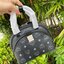 M.C.M Anna Visetos Crossbody Mini กระเป๋าครอสบอดี้ไซส์มินิใบนี้ใช้ประโยชน์จากดีไซน์สุดคลาสสิกของไลน์ Anna ทำให้ได้ผลลัพธ์เป็นแอกเซสซอรี่ร่วมสมัยที่ตรงกับไลฟ์สไตล์ไม่หยุดนิ่ง หนังนุ่ม (Nappa) เพิ่มความโดดเด่นให้ตัวกระเป๋าที่รังสรรค์จากผ้าใบเคลือบผิวล