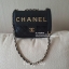 CHANEL VIP GIFT SHOULDER BAG รุ่น LIMITED จากงาน VIP GIFT(GWP) ของแท้100% วัสดุหนังคาเวียร์เต็มใบ ด้านหน้าประดับโลโก้ทองสุดหรู เปิดปิดด้วยหมุดหมุน CC ด้านในมีซิปอีกชั้น อะไหล่ทองทั้งใบ ในใส่ของได้เยอะ มาพร้อมสายสะพายสายโซ่สลับหนังมีที่รองบ่าถนอมไหล่(ถอดไม