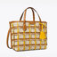Tory burch perry fil coupe small triple-compartment tote กระเป๋าทรง Tote ยอดนิยม เหมาะอย่างยิ่งสำหรับการเป็นกระเป๋าคู่ใจ ใช้ในชีวิตประจำวัน ฐานกระเป๋ามีความแข็งแรงทนทานต่อการใช้งาน ภายในกระเป๋ากว้างขวาง ตอบสนองการใช้งานสูงสุด ตัวกระเป๋าตัดเย็บจากหนังแท้แล