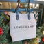 LONGCHAMP ESSENTIAL TOILE SHOULDER BAG L ECRU วัสดุ Cotton Canvas & Grained cowhide คอลเลคชั่นใหม่ ฮิตสุดๆในเหล่าดาราเซเลป ด้วยดีไซน์สวยขนาดกำลังดีเนื้อหนาอยู่ทรง น้ำหนักเบา