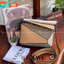 Loewe Puzzle Bag In Classic กระเป๋าทรง Puzzle นี้ออกแบบโดย Jonathan Anderson โดยได้รับแรงบันดาลใจในการออกแบบมาจากรูปทรงของลูกรักบี้ ดังนั้น จึงจะเห็นได้ว่าการตัดเย็บและรูปทรงของกระเป๋านั้นคล้ายคลึงกับลูกรักบี้ รูปทรงดูมินิมอลไม่ทิ้งคอนเซ็ปต์ของแบรนด์ สามา