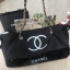 New Gorgeous☆☆ กระเป๋าใบใหญ่ทรง Tote จากแบรนด์ Chanel VIP gift Bag ทำจากผ้าหนา Polyester ฐานล่างกระเป๋าทำจากหนังแก้วผิวมันเงา สวยหรู สกรีนโลโก้ชาแนลหน้าหลัง หัวซิปปั้มโลโก้ ด้านในเป็นช่องกว้าง และมีอีกหนึ่งช่องเก็บของ รุ่นนี้สะพายไหล่เป็นสาย