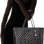 ของแท้ 💯% GUESS WOMEN'S CESSILY TOTE FLAP BAG ของแท้ กระเป๋าสะพายทรง SHOPPING BAG หนัง PU หนังนิ่มสีดำเล่นลายเหลือบกลิตเตอร์ ด้านหน้าประดับโลโก้สีแบรนด์