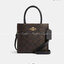 COACH 5693 MINI CALLY CROSSBODY IN SIGNATURE CANVAS กระเป๋าครอสบอดี้โท้ทมินิไซส์ รุ่นใหม่สุดฮอต!! ใบจริงคือน่ารักม้ากกกก!! สวยอยู่ทรง น่ารักน่าใช้ วัสดุหนังแคนวาสเคลือบลาย ปากกระเป๋ามีกระดุมแม่เหล็ก มาพร้อมหูจับในตัวและสายสะพายข้าง ถอดออกหิ้วเก๋ๆก็ได้ หรื