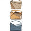 Loewe Puzzle Bag In Classic กระเป๋าทรง Puzzle นี้ออกแบบโดย Jonathan Anderson โดยได้รับแรงบันดาลใจในการออกแบบมาจากรูปทรงของลูกรักบี้ ดังนั้น จึงจะเห็นได้ว่าการตัดเย็บและรูปทรงของกระเป๋านั้นคล้ายคลึงกับลูกรักบี้ รูปทรงดูมินิมอลไม่ทิ้งคอนเซ็ปต์ของแบรนด์ สามา