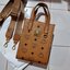M.C.M X-MINI KLASSIK TOTE IN VISETOS สิ้นสุดการรอคอย สำหรับไอเท็มกะทัดรัด พร้อมเสิร์ฟให้คุณแบบเต็มพิกัด!! กระเป๋าสะพายมินิโท้ท ที่ตอบโจทย์ทุกไลฟ์สไตล์ ในวันสบาย วันทำงาน ออกงาน หรือวันที่ต้องลุย น้องคนสวยใบนี้พร้อมไปกับทุกคนได้เลย!! วัสดุหนังแคนวาสคุณภาพด