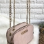 GUESS KAMRYN SHOULDER BAG กระเป๋าสะพายขนาดกำลังน่ารัก วัสดุ pu. ปั๊มแบรนด์รอบใบ หนังนิ่ม น้ำหนักเบา ด้านหน้ามีโลโก้แบรนด์ อะไหล่ทอง ช่องซิปหลักแบ่ง 2 ช่อง ช่องกว้าง ใส่ wallet ยาว หรือ ของจุกจิกได้เยอะ มีช่องซิป และช่องเสียบบัตร พร้อมกับ สายสะพายแแบบโซ่ ป