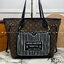 LV Neverfull Inside Out MM / LV Tote Bag กระเป๋าทรงโท้ทใบใหญ่ กลับด้านใช้ได้ 2 ฝั่ง ดีไซน์ใหม่ที่ฮอตที่สุดในตอนนี้ มาพร้อมใบลูกพิมพ์ลายเส้นตรงสวยเด่น เป็นอีกรุ่นที่นิยมใช้เยอะมากๆ ภายในโล่งกว้าง สะพายไปเที่ยวต่างจังหวัดคือดีงามมากจ้า หรือจะสะพายไปทำงาน ไป