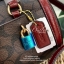 COACH ZOE BARREL SATCHEL IN SIGNATURE BAG กระเป๋าถือ/สะพายข้าง วัสดุหนังแกะแท้อย่างดี ลาย C ทั้งใบ ด้านหน้าห้อยอะไหล่กุญแจแบรนด์+พวงหนังแบรนด์ เพิ่มความหรู เปิดปิดกระเป๋าแบบซิปคู่ ภายในกว้างใส่ของได้จุ มีช่องโล่งใส่ของจุกจิกให้ ซับในบุผ้ากึ่งกำมะหยี่อย่าง