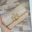 Tory Burch Eleanor Crocodile-Embossed Phone Crossbody Bag จุดเด่นของรุ่นนี้คือดีไซน์ออกมาในสไตล์คลาสสิกที่มาพร้อมกับฮาร์ดแวร์ที่ทำจากวัสดุทองเหลืองและสายสะพายโซ่เกลียวสีทอง ซึ่งการออกแบบได้รับแรงบันดาลใจมาจากเครื่องประดับ รูปทรงกะทัดรัดจึงสามารถสะพายใช้งา