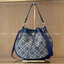 Tory burch t monogram jacquard drawstring hobo อีกหนึ่งคอลเลคชั่นจาก T monogrameที่ออกแบบมาในรูปทรงกระเป๋า hobo เป็นกระเป๋าที่มีพื้นที่เยอะในการจัดเก็บสิ่งของได้อย่างดีเยี่ยม ลวดลายสีสันของกระเป๋าทอลายแบบแจ๊คการ์ดอย่างประณีต สะท้อนให้เห็นถึงกลิ่นอายงานฝีม