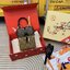 LV Camera Box bag กระเป๋าถือ/สะพายทรงกล่อง ไอเท็มหรูหราวินเทจสวยหรูทุกมุมมอง ตกแต่งเพิ่มดีเทลด้วยหมุด วัสดุหนังแคนวาสคุณภาพ มีหูจับในตัว พร้อมตอบรับได้ทุกลุค ทุกสไตล์