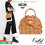 M.C.M SMALL ANNA TOTE คอลเลคชั่นใหม่ดีไซน์ไม่ซ้ำใคร รุ่นนี้เป็น seasonal หายากไปอีก กระเป๋าถือ/สะพายข้าง ทรงยูนีคโดดเด่น น่าใช้ หูจับในตัวมาพร้อมสายรัดเก็บ วัสดุหนังแคนวาสคุณภาพดี ตกแต่งตัวกดล็อคเอกลักษณ์ เปิด-ปิดด้วยซิป ภายในเป็นช่องโล่ง ใส่ของได้สบายๆ ต