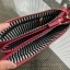 KATE SPADE Wallet Clutch Bag กระเป๋าทรงคลัชสุดคุ้มหนัง Saffiano ด้านหน้ามีโลโก้แบรนด์ มาพร้อมสายคล้องมือ เปิดปิดด้วยซิปสะดวกใช้ สามารถใส่แทนกระเป๋าสตางค์ใบยาว ภายในแบ่งออกเป็น3ช่องหลัก มีช่องใส่บัตร เครื่องสำอาง เครื่องเขียน เหรียญ ไส่ไอโฟนพลัส ได้ค่ะ มีก