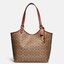 COACH C6336 DAY TOTE IN SIGNATURE CANVAS ใหม่ล่าสุด กับกระเป๋าทรงโท้ทใบใหญ่ สวยสะกดสายตา ด้วยดีไซน์ที่ดูเรียบง่าย แต่แฝงไปด้วยดีเทลเล็กๆ ที่เสริมให้ไอเท็มนี้ดูแพง พิเศษ กระเป๋าลูกใบเล็กอีกหนึ่งใบ พกติดกับกระเป๋า หรือจะเอาไปแยกใช้ก็ได้ วัสดุหนังแคนวาส สลับ