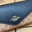 COACH SOFT WALLET BAG กระเป๋าสตางค์ใบยาว หนังชั้นแรก ลายcผสมหนังเรียบ แบบซองจดหมาย ฝาปิดเปิดแบบกระดุม มีช่องด้านหน้าหนึ่งช่อง ช่องใส่ธนบัตรตามยาวหนึ่งช่อง และช่องเสียบัตรต่างๆได้8ช่องค่ะ ด้านหลังเป็นช่องซิปยาวสำหรับใส่เหรียญนะคะ ใบขนาดพอดีมือ สีทูโทนน่าใช
