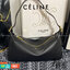 ทรงยอดฮิตที่สุด **หนังนิ่มมือมาก กับ CELINE ROMY VIP GIFT WITH PURCHASE (GWP) กระเป๋าสะพายไหล่ทรงเป็กเอกลักษณ์ เปิดปิดด้วยซิป จุของได้เยอะคะ Ipad mini เครื่องสำอางค์ เหมาะสำหรับสาวๆ มากคะด้วยน้ำหนักที่เบาและใช้ได้หลายลุค มาพร้อมสายสะพาย2แบบ(ถอดเปลี่ยนได้)