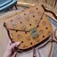 M.C.M PATRICIA SHOULDER BAG IN VISETOS กระเป๋าสะพายไหล่/ข้าง ดีไซน์ได้อย่างมีสไตล์ ดูมีสเน่ห์ด้วยทรงกระเป๋าที่โค้งบริเวณฐาน ให้ความรู้สึกนุ่มนวลมากขึ้น ใบนี้แมทช์ได้กับทุกลุค เท่ๆ casual หรูหรา หวานๆ ก็ทำให้โดดเด่นได้ด้วยไอเท็มนี้ วัสดุหนังแคนวาสคุณภาพดี 