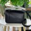Loewe Puzzle Bag In Classic กระเป๋าทรง Puzzle นี้ออกแบบโดย Jonathan Anderson โดยได้รับแรงบันดาลใจในการออกแบบมาจากรูปทรงของลูกรักบี้ ดังนั้น จึงจะเห็นได้ว่าการตัดเย็บและรูปทรงของกระเป๋านั้นคล้ายคลึงกับลูกรักบี้ รูปทรงดูมินิมอลไม่ทิ้งคอนเซ็ปต์ของแบรนด์ สามา