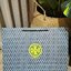 OUTLET 】TORY BURCH FACTORY MONOGRAM JACQUARD LARGE TOTE BAG (L) กระเป๋าถือหรือสะพายดีไซน์ยอดนิยมจาก TORY BURCH FACTORY OUTLET วัสดุ Woven Jacquard & Leather ทอลาย Jacquard Singnature แบรนด์รอบใบปราณีตสวยอยู่ทรงเป็นเอกลักษณ์ ใบใหญ่กำลังดี กว้างและจุได้เยอะ