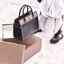 BURBERRY Leather and Vintage Handle Bag GIFT WITH PURCHASE (GWP) กระเป๋าถือหรือสะพายพรีเมี่ยมกิ๊ฟ Limited Edition จาก BURBERRY PERFUME DUTYFREE อีกหนึ่งไอเท็มหายาก วัสดุ Leather Calfskin สีดำตัดลายวินเทจประดับกระดุมทองสวยหรูดีไซน์คลาสสิคคงไว้ซึ่งเอกลักษณ์