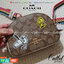 OUTLET 】COACH SNOOPY x PEANUTS MINI SERENA SATCHEL IN SIGNATURE CANVAS sling crossbody 4238 Coach Original Limited Edition Collection กระเป๋าครอสบอดี้ทรงยอดฮิต ขนาดกะทัดรัด คอลเลคชั่นพีนัท รุ่นนี้สามารถใช้ยูนิเซ็กส์ได้เลย สาวๆหนุ่มๆได้หมดไม่เกี่ยง!! รูปทร
