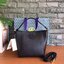คอลเลคชั่นขายดี มากี่รอบๆ ก็หมดไวทุกรอบ!! TORY BURCH MCGRAW MINI BUCKET BAG กระเป๋าสะพาย และ ถือ คล้องแขน ทรงถัง สะพายได้ 2 ทรง ผลิตจากหนังแท้ หนังลูกวัว หนังนุ่ม หนังหอม น้ำหนักเบามากกก!! หนังลื่น นิ่มสวยมากๆ!! ด้านหน้าประดับโลโก้แบรนด์ ภายในโล่งกว้าง มี