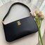 BURBERRY LEATHER SHOULDER BAG VIP GIFT WITH PURCHASE (GWP) พรีเมี่ยมกิ้ฟ Limited Edition ทรงยอดฮิตแห่งปี วัสดุหนังแท้ สวยหรูอยู่ทรงเปิดปิดด้วยซิปยาว(คล้องรางซิปคู่เพื่อเปิดปิด) อะไหล่ทอง ภายในโล่งมีช่องหลัก และช่องใส่บัตรแยกเป็นสัดส่วน สามารถใส่มือถือของใ
