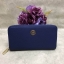NEW TORY BURCH LONG WALLET BAG กระเป๋าสตางค์ใบยาว ซิปรอบ หนังซาฟเฟียโน่ ด้านหน้าติดโลโก้แบรนด์ เปิดปิดกระเป๋าแบบซิป หัวซิปแบรนด์นะค่ะ ด้านในแบ่งสามช่อง มีช่องซิปกลาง ช่องหน้าหลัง ใส่ธนบัตร และบัตรต่างๆได้ถึง 8 ใบนะค่ะ. ซัปในตีลายแบรนด์ สวยหรูที่สุด
