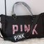 Victorias Secret PINK กระเป๋าสไตล์กระเป๋าเดินทาง หรือสะพายไปเล่นฟิตเนส ด้านหน้าจะมีตัวอักษร PINK เลื่อมสีชมพู เปิดปิดด้วยซิป ภายในมีช่องใหญ่ จุของได้เยอะ มีช่องใส่โทรศัพท์หรือของจุกจิก สามารถใส่เสื้อผ้าได้หลายชุด สายสะพายปรับระดับได้ และมีที่วางบ่าให้ด้วย