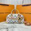 ORI | LV x TM Handbag East West Murakami ใหม่ล่าสุด กระเป๋าสะพายทรงสวย ดีไซน์ใหม่ หรู ดูผู้ดี แต่งแต้มดีเทลเปี่ยมชีวิตชีวาจากคอลเลคชั่น LV x Murakami คอมพลีตลุคด้วยที่ห้อยกุญแจรูปโบว์สุดเอ็กซ์คลูซีฟ