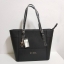 New !!! GUESS LARGE TOTE BAG พร้อมส่ง กระเป๋าถือทรง Tote ลายหนังซาฟเฟียโน่ น้ำหนักเบา ด้านหน้าติดโลโก้แบรนด์ตัวใหญ่อะไหล่เงินค่ะ พร้อมห้อยอะไหล่แบรนด์เพิ่มความหรู เปิดปิดกระเป๋าแบบซิป ซับในเป้นผ้าลายแบรนด์สวยค่ะ ภายในกว้าง ใส่ของได้จุทีเดียวนะค่ะ มีช่องซิ