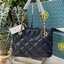 Tory Burch Fleming Soft Small Tote Bag เป็นกระเป๋าสะพายไหล่น่ารัก ๆ สักใบที่มีดีไซน์โดดเด่น สะดุดตา ใน Collection เรียกได้ว่าขายดีอันดับต้น ๆ ของแบรนด์ ใช้ได้ในลุคช์ทางการและกึ่งทางการ ดีเทลการตัดเย็บพิมพ์ลายนูนคู่กับแพทเทิร์นสี่เหลี่ยมทรงเพชร ที่ช่วยเพิ่
