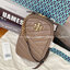 OUTTLET 】Tory burch kira chevron n/s crossbody bag กระเป๋าสำหรับใส่มือถือหรือของจุกจิกต่างๆ ได้กลายมาเป็นแฟชั่นสุดร้อนแรงแห่งปี คอลเลคชั่นนี้ออกมาเพื่อเอาใจสาวๆโดยเฉพาะ สีสันสุภาพเพื่อให้แมทช์กับสีสันของเสื้อผ้า ได้ง่าย ภายในยังสามารถแบ่งสันปันส่วนไว้สำหร