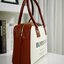 กระเป๋าทรงหมอน สวยสุดคลาสสิค BURBERRY BAG VIP GIFT WITH PURCHASE (GWP) พรีเมี่ยมกิ๊ฟ Limited Edition จากBURBERRY วัสดุผ้าแคนวาสสีขาวเรียบสวยมาก สกรีนโลโก้แบรนด์ด้านหน้า เปิดปิดด้วยซิปมีที่จับหนัง ด้านในใส่ของได้เยอะจุใจ ใส่ไอแพดมินิได้ค่ะ อะไหล่แบรนด์สีทอ