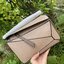 Loewe Puzzle Bag In Classic กระเป๋าทรง Puzzle นี้ออกแบบโดย Jonathan Anderson โดยได้รับแรงบันดาลใจในการออกแบบมาจากรูปทรงของลูกรักบี้ ดังนั้น จึงจะเห็นได้ว่าการตัดเย็บและรูปทรงของกระเป๋านั้นคล้ายคลึงกับลูกรักบี้ รูปทรงดูมินิมอลไม่ทิ้งคอนเซ็ปต์ของแบรนด์ สามา
