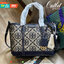 ของแท้ 💯% Tory burch perry monogram jacquard small triple compartment tote ครั้งแรกกับลายโมโนแกรม ที่ได้รับแรงบันดาลใจมาจากโลโก้สุดคลาสสิกในกระเป๋าทรงtote bag T Monogram