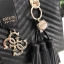GUESS WOMEN’S VIOLET GIRLFRIEND SATCHEL SHOULDER BAG พร้อมส่งความสวยค่ะ!! กระเป๋าถือ สะพายไหล่ วัสดุเย้บหนังลายนวม หนังนิ่ม ทรงป่องสวยงามาก ด้านหน้าห้อยพวงพู่ยาวลงมาสวยมากๆทีเดียวค่ะ ปากกระเป๋าเปิดปิดแบบกระดุมแม่เหล็ก มีอะไหล่โลโก้แบรนด์หรู ช่องหลักแบ่ง เ