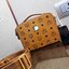 M.C.M KLASSIK CROSSBODY BOX BAG ไอเท็มขวัญใจเซเลปอีกหนึ่ง!! กระเป๋าสะพายครอสบอดี้ดีไซน์ทรงกล่อง ด้วยรูปลักษณ์ที่มีสไตล์ สามารถใช้กับลุคแคชชวล หรือลุคไหนๆก็ทำให้ดูโดดเด่นขึ้นมาได้ วัสดุหนังแคนวาสคุณภาพดี เปิด-ปิดด้วยซิป มีช่องหลัก 2 ช่อง มาพร้อมสายสะ