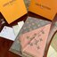 Louis Vuitton Women’s Scarves Accessories อีกหนึ่งแบรนด์ดังจากปารีส ด้วยงานพรีเมี่ยมกิ้ฟ ส่งมอบความรู้สึกดีๆให้กับคนที่คุณรัก ในรูปแบบผ้าพันคอและผ้าคุมไหล่ผืนใหญ่ให้ความอบอุ่น ถักทอด้วยผ้าcashmere ผ้าเนื้อดี สัมผัสนุ่มมือ ทอลายในตัว สีและลายคมชัด เหมาะสำห