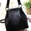 GUESS. DRAWSTRING BUCKET BAG WITH STRAP กระเป๋าถือหรือสะพายแบรนด์ดังรุ่นยอดนิยม วัสดุหนังแกะสังเคราะห์แบบนิ่มสวยอยู่ทรง ด้านหน้าประดับโลโก้ เปิดปิดแบบ Drawstring มาพร้อมสายสะพาย 2แบบ ทั้งสายสั้นสะพายไหล่และสายยาว crossbody ปรับระดับได้ ภายในกว้างมีช่องซิป
