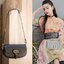 DIOR BOBBY EAST-WEST BAG (GWP) พรีเมี่ยมกิ้ฟ Limited Edition กระเป๋าสะพายขนาดกระทัดรัด น่ารักมากมาย วัสดุหนังแท้ (Calfskin) อะไหล่ทอง ตกแต่งด้านหน้ากระเป๋าแบบหัวเข็มขัด ประดับโลโก้ CD ด้านหลังสกรีนตัวอักษร "30 MONTAIGNE" มีช่องสำหรับเก็บของหนึ่ง
