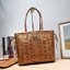 M.C.M SMALL REVERSIBLE LIZ SHOPPER IN VISETOS พร้อมเสิร์ฟความสวยให้ถึงบ้าน กับกระเป๋าทรงโท้ทไซส์ small ขนาดกำลังสวย แถมไม่พอ!! ยังมีใบลูกไปให้อีก สะพายแยกได้เก๋ๆด้วย!! ใครที่มองหากระเป๋าทรงโท้ทจุๆหน่อย ก็ต้องใบนี้เลย ดีไซน์ทรงสวยน่าใช้ โดดเด่นกว่าใคร ไม่ซ