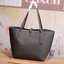 COACH MARKET TOTE กระเป๋าถือใบใหญ่ทรง TOTE ทรงกระเป๋าสวยหรู กระเป๋าใบใหญ่ใส่ของได้เยอะ Tote bag อีกหนึ่งรุ่นฮิต ให้พื้นที่จุของกว้างขวาง เชื่อว่าต้องเคยผ่านตาสาว ๆ มาก่อนแน่นอนค่ะ เพราะเป็นกระเป๋าที่ใช้งานง่าย สะพายไหล่ไปได้ทุกที่ ทุกโอกาส ด้วยขนาดของกระเ
