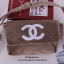 Chanel Beaute Crossbody Bag กระเป๋าสะพาย VIP GIFT ของแท้ จาก Chanel Cosmetic แท้💯 วัสดุขนวูลหนานุ่ม ตัดโลโก้แบรนด์หนังสีขาวสวยโดดเด่น น้ำหนักเบา เปิดปิดด้วยฝาปิดกระดุมแม่เหล็ก ใบใหญ่กำลังดี ใส่ iPad, กระเป๋าสตางค์ใบยาว, และของจุกจิกได้เยอะ มาพร้อม