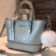 GUESS MINI CROSS BODY BAG กระเป๋าถือหรือสะพายรุ่นฮิตและขายดีที่สุดจาก GUESS FACTORY วัสดุหนังแก้วเงาสวยอยู่ทรง น้ำหนักเบา ด้านหน้าประดับด้วยโลโก้แบรนด์สุดหรูพร้อมปอมๆห้อยที่หูกระเป๋าถอดเเยกใช้ได้ เปิดปิดกระเป๋าด้วยซิปสะดวกใช้ ด้านในโล่งกว้างมีช่องซิปและช่
