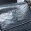 Saint Laurent Niki shoulder bag กระเป๋าสะพายรุ่นโดดเด่นด้วยโครงสร้างทำจากหนังวัว หนังมันเงา นิ่ม งานสวยมากๆ ค่ะ ด้านหน้าประดับโลโก้แบรนด์ และมีช่องสำหรับเก็บของที่หยิบใช้บ่อย ตอบโจทย์การใช้ชีวิตระหว่างวันได้ดีมากๆ สายสพายดีไซน์ได้หลายรูปแบบ แมทกับการแต่งต