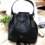 GUESS. DRAWSTRING BUCKET BAG WITH STRAP กระเป๋าถือหรือสะพายแบรนด์ดังรุ่นยอดนิยม วัสดุหนังแกะสังเคราะห์แบบนิ่มสวยอยู่ทรง ด้านหน้าประดับโลโก้ เปิดปิดแบบ Drawstring มาพร้อมสายสะพาย 2แบบ ทั้งสายสั้นสะพายไหล่และสายยาว crossbody ปรับระดับได้ ภายในกว้างมีช่องซิป