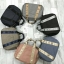 Anello Mini Boston shoulder Bag New arrival คอลเลคชั่นใหม่ล่าสุด ชน shop ค่ะ กระเป๋าถือ หรือสะพายข้าง ขนาดกำลังน่ารัก เปิดปิดด้วยซิปคู่ ภายในมี ใบลูกให้อีก 1 ใบ แยกใช้ได้ค่ะ ด้านหน้าสกรีนโลโก้แบรนด์ มีช่องทั้ง 4 ด้าน หน้าหลัง และด้านข้างใช้งานได้จริง มา พ