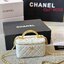 CHANEL Vanity Top Handle Bag / Chanel makeup bag กระเป๋าใส่เครื่องสำอางค์สวยหรู น่ารักลูกคุณหนูต้องยกให้ใบนี้เลยค่า น้องโดดเด่นที่หูจับโซ่สีทองสวยเงางาม ด้านในกว้างขวาง จะใช้เองหรือเป็นของขวัญ ของฝาก แนะนำรุ่นนี้เลยค่ะ!